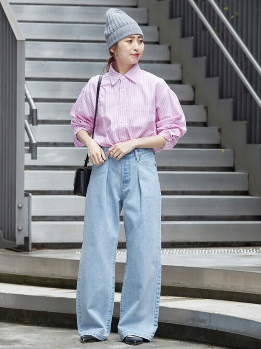 ブラック系のショルダーバッグ、ブラック系のパンプス、ピンク系のシャツ/ブラウスを着用したレディースの冬コーディネートの1枚目の写真