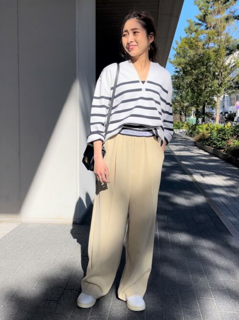 その他のニット/セーター、ブラック系のショルダーバッグを着用したレディースの冬コーディネートの1枚目の写真