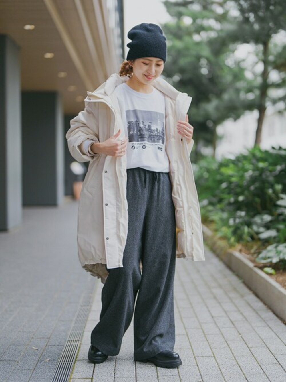 ホワイト系のダウンジャケット/コート、ホワイト系のTシャツ/カットソー、グレー系のその他パンツを着用したレディースの秋コーディネートの1枚目の写真