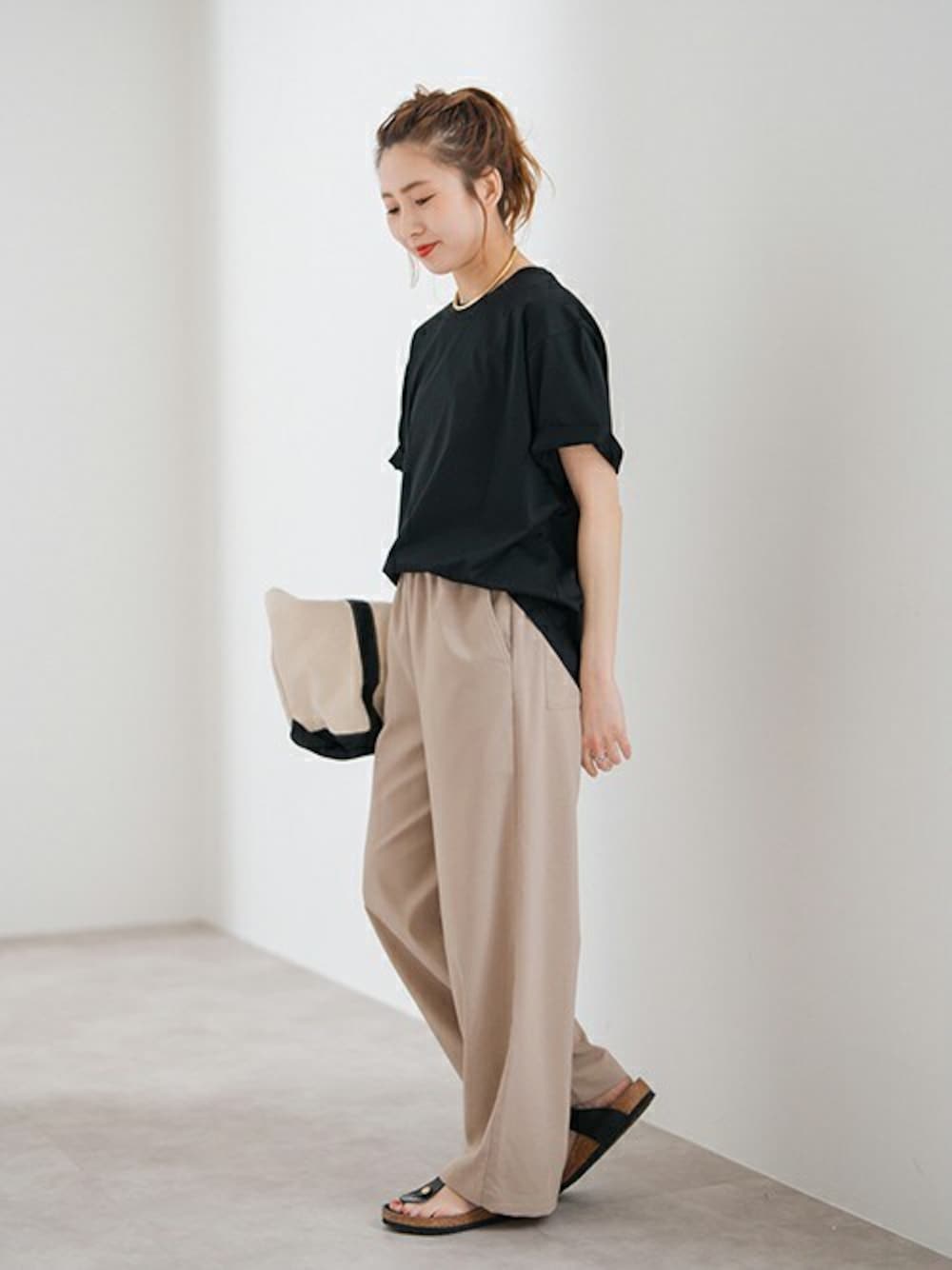 ブラック系のTシャツ/カットソーを着用したレディースの春コーディネートの1枚目の写真