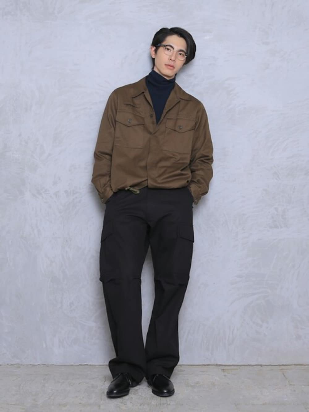 ブラック系のカーゴパンツを着用したメンズの冬コーディネートの1枚目の写真