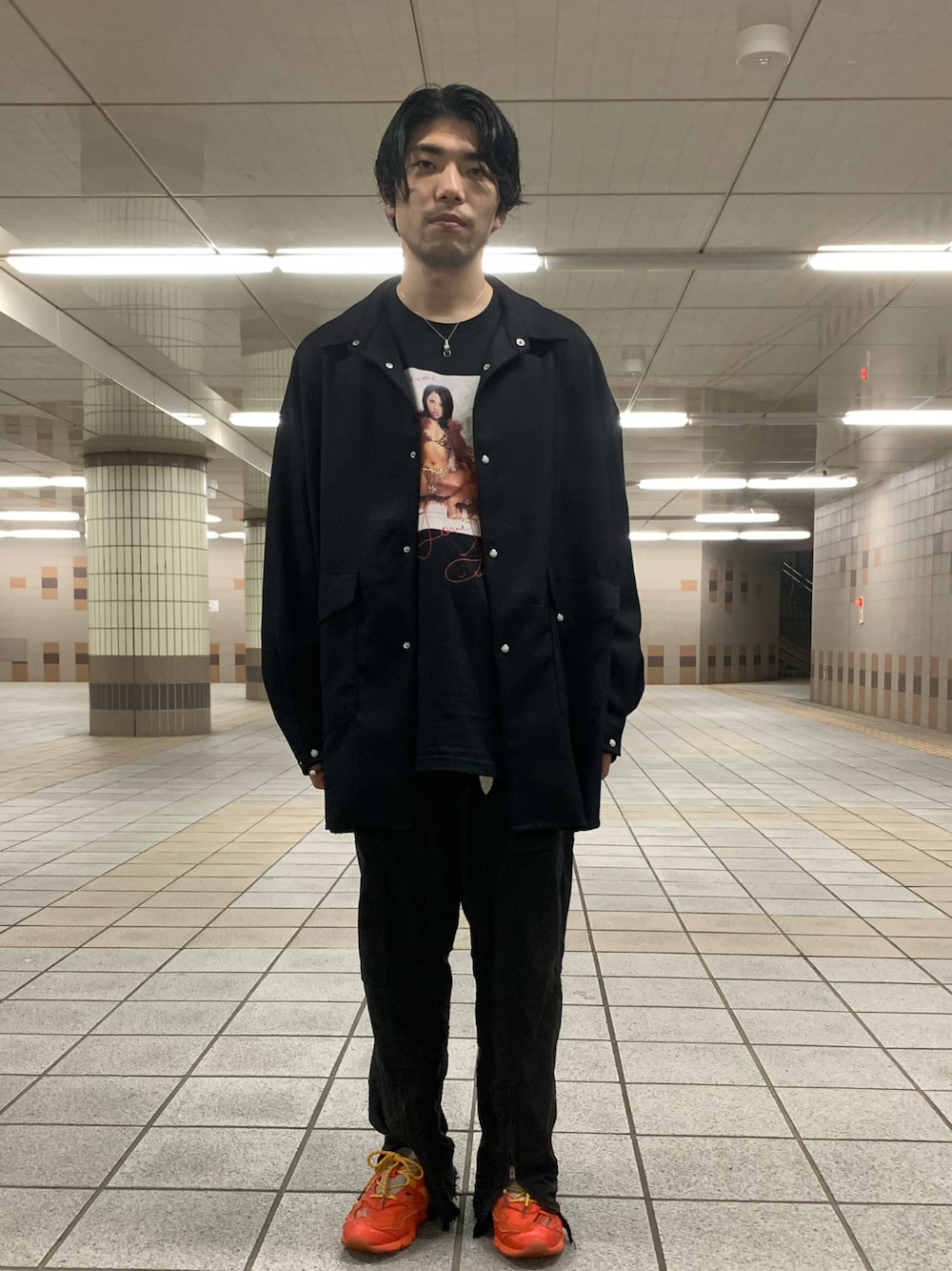 「休日スタイル、メンズファッション、ブラック、スニーカー、シャツスタイル、supreme、New Balance、N.HOOLYWOOD、iroquois、SHINYA KOZUKA、Wrangler、ストリートMIX、スポーツミックス」｜「SHINYAKOZUKAのアイテム（シャツ/ブラウス、ブラック系）」を使った、ヨネさん（メンズ・169cm）の春コーディネートの1枚目の写真