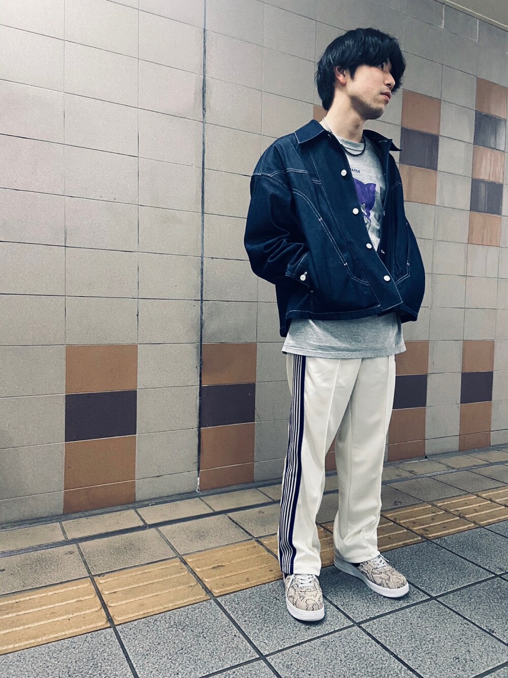 「休日コーデ、トラックパンツ、カジュアル、カラーパンツ、ラインパンツ、デニムジャケット、スニーカー、ナイキ、iroquois、NEEDLES、NEXUSVII、エアフォースワン、ストリート、古着MIX、春服」｜「IroquoisのOPEN-END DENIM JK（デニムジャケット、ブルー系）」を使った、ヨネさん（メンズ・169cm）の春コーディネートの1枚目の写真