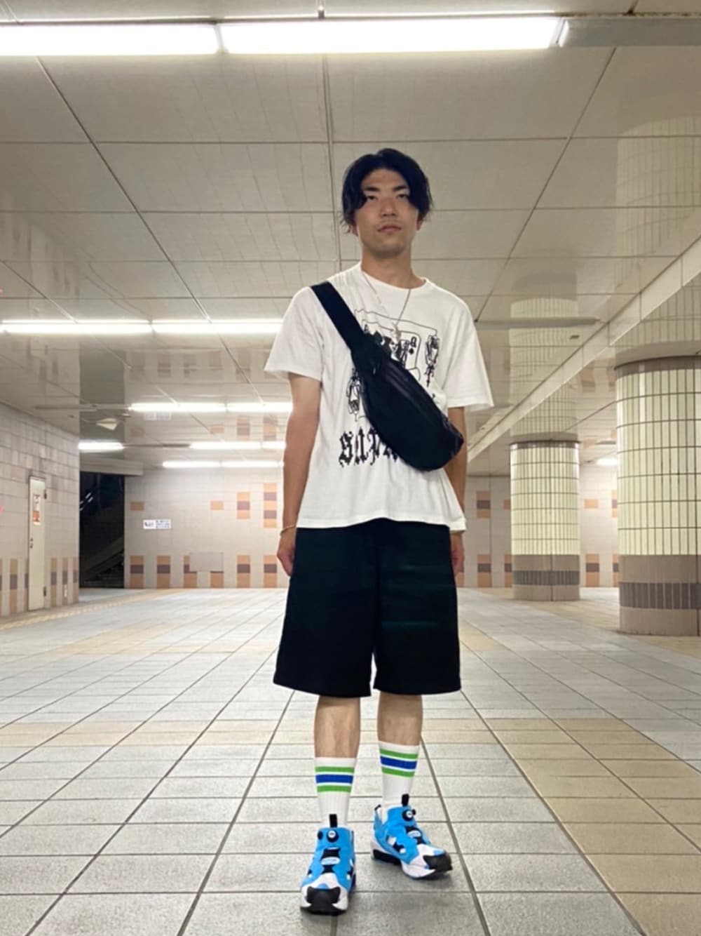 「夏コーデ、今日のコーデ、カジュアル、Tシャツ、ハーフパンツ、スニーカー、ボディバッグ、ホワイト、ブラック、ブルー、ファミマ靴下、supreme、KENZO、ポンプフューリー、ディッキーズ(Dickies)」｜「Supreme のアイテム（Tシャツ/カットソー、ホワイト系）」を使った、ヨネさん（メンズ・169cm）の夏コーディネートの1枚目の写真