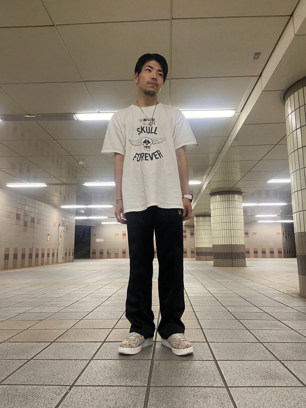 「古着MIX、休日スタイル、ラフ、シンプルコーデ、トラックパンツ、プリントT、ロゴT、エアフォースワン、stussy、NEEDLES、スニーカーコーデ、夏コーデ、リラックススタイル、ジャージ、スポーツミックス」｜「STUSSYのアイテム（Tシャツ/カットソー、ホワイト系）」を使った、ヨネさん（メンズ・169cm）の春コーディネートの1枚目の写真