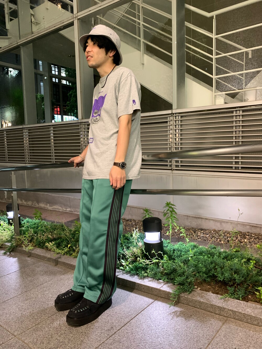 「カジュアルコーデ、ストリート、トラックパンツ、Tシャツ、ブーツ、ハット、春夏コーデ、ストリートコーデ、休日コーデ、休日スタイル、NEEDLES、MARNI、NEXUSVII、supreme、カラーパンツ」｜「Supreme のアイテム（ハット、グレー系）」を使った、ヨネさん（メンズ・169cm）の春コーディネートの1枚目の写真