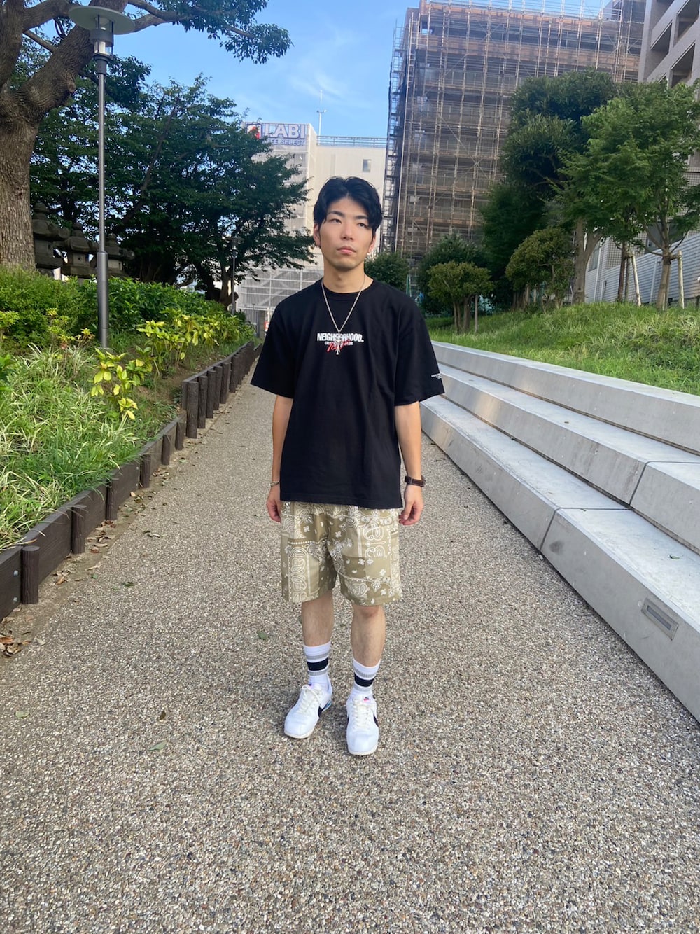 「アツいコーデ全部見せ、夏コーデ、カジュアル、夏だ！Tシャツ着よう！、ハーフパンツ、Tシャツ、スニーカー、ソックス、バンダナ、NEIGHBORHOOD、FREAK’Ｓ STORE、NIKE、コルテッツ、ストリートMIX、短パン」｜「NEIGHBORHOODのアイテム（Tシャツ/カットソー、ブラック系）」を使った、ヨネさん（メンズ・169cm）の夏コーディネートの1枚目の写真