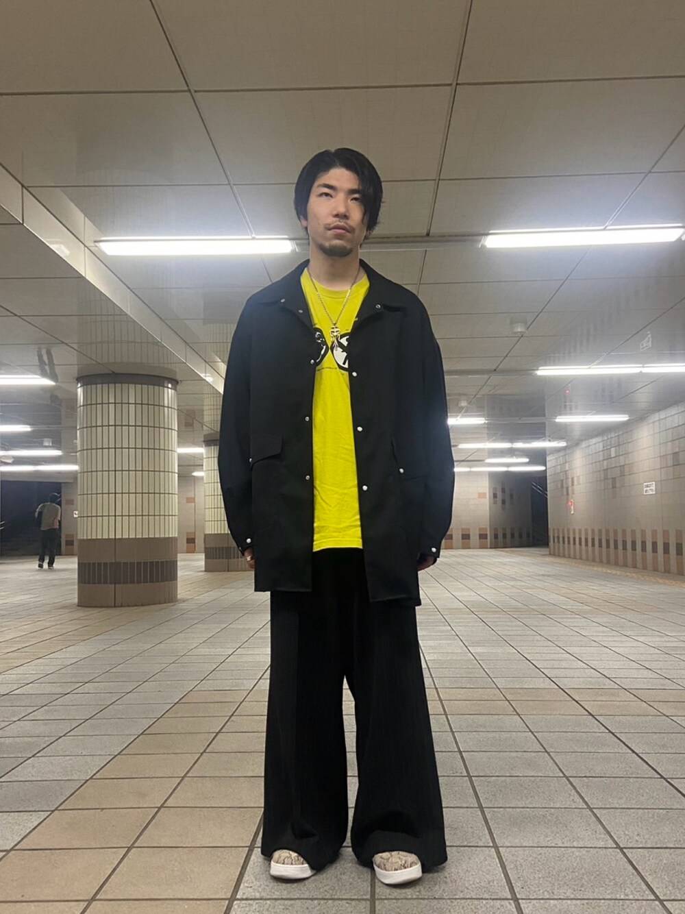 「スニーカー、スニーカーコーデ、シャツスタイル、スラックス、ワイドパンツ、リラックススタイル、ストリートコーデ、NIKE、iroquois、supreme、イエロー、ブラック、エアフォースワン」｜「SHINYAKOZUKAのアイテム（シャツ/ブラウス、ブラック系）」を使った、ヨネさん（メンズ・169cm）の春コーディネートの1枚目の写真