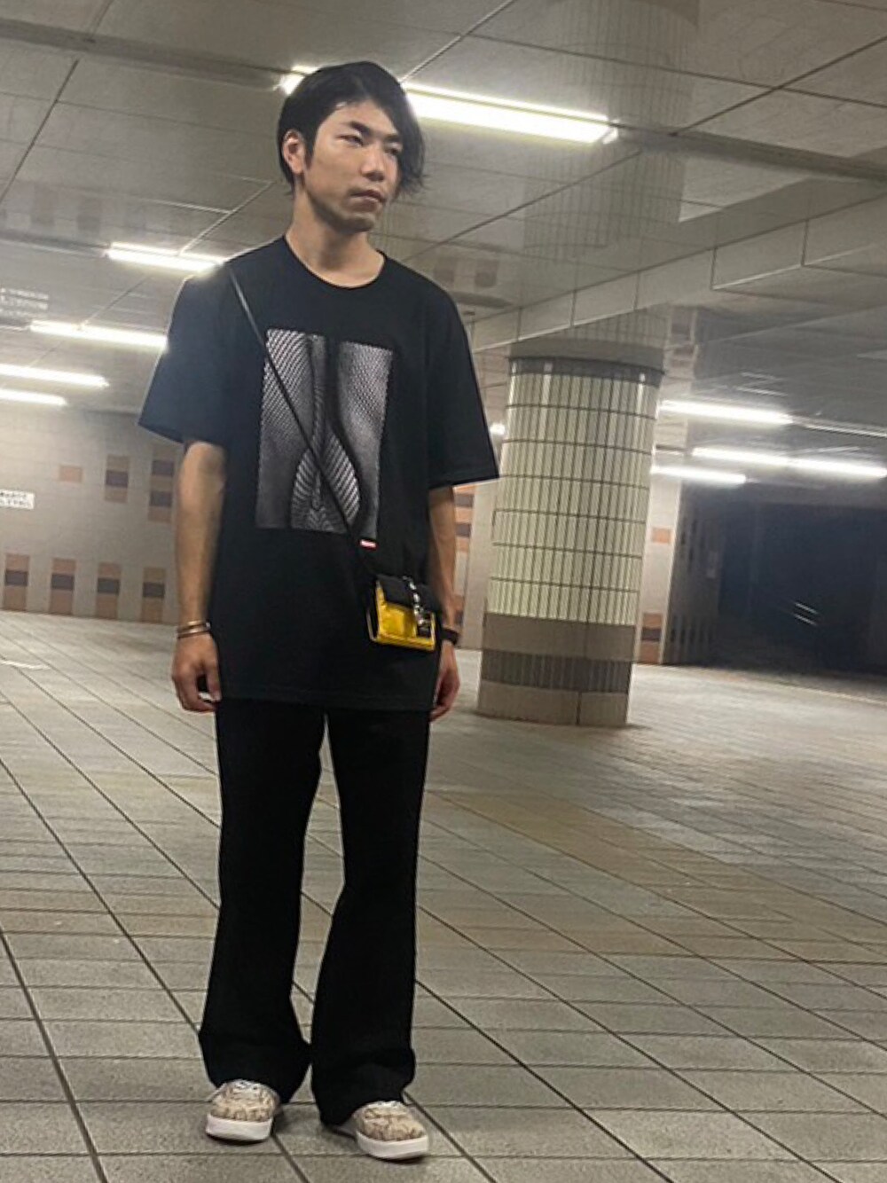 「カジュアル、おしゃれさんと繋がりたい、スニーカー、ストリートコーデ、カットソー、フレアパンツ、ブラック、イエロー、パイソン柄、ワントーンコーデ、ラフ、オールブラック、supreme、iroquois、NIKE」｜「Supreme のアイテム（Tシャツ/カットソー、ブラック系）」を使った、ヨネさん（メンズ・169cm）の秋コーディネートの1枚目の写真