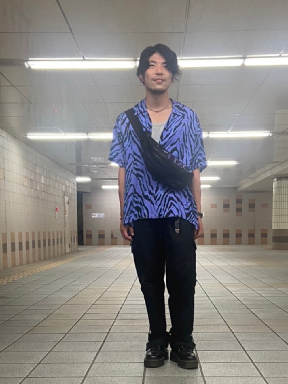 「おしゃれさんと繋がりたい、カジュアル、柄シャツ、カーゴパンツ、ブーツ、ショルダーバッグ、ゼブラ柄、パープル、ブラック、オーバーサイズ、ootd、いいね、save、フォローお願いします🤑、iroquois、Dr.Martens、KENZO」｜「IroquoisのCRAZY ZEBRA SH（シャツ/ブラウス、パープル系）」を使った、ヨネさん（メンズ・169cm）の秋コーディネートの1枚目の写真