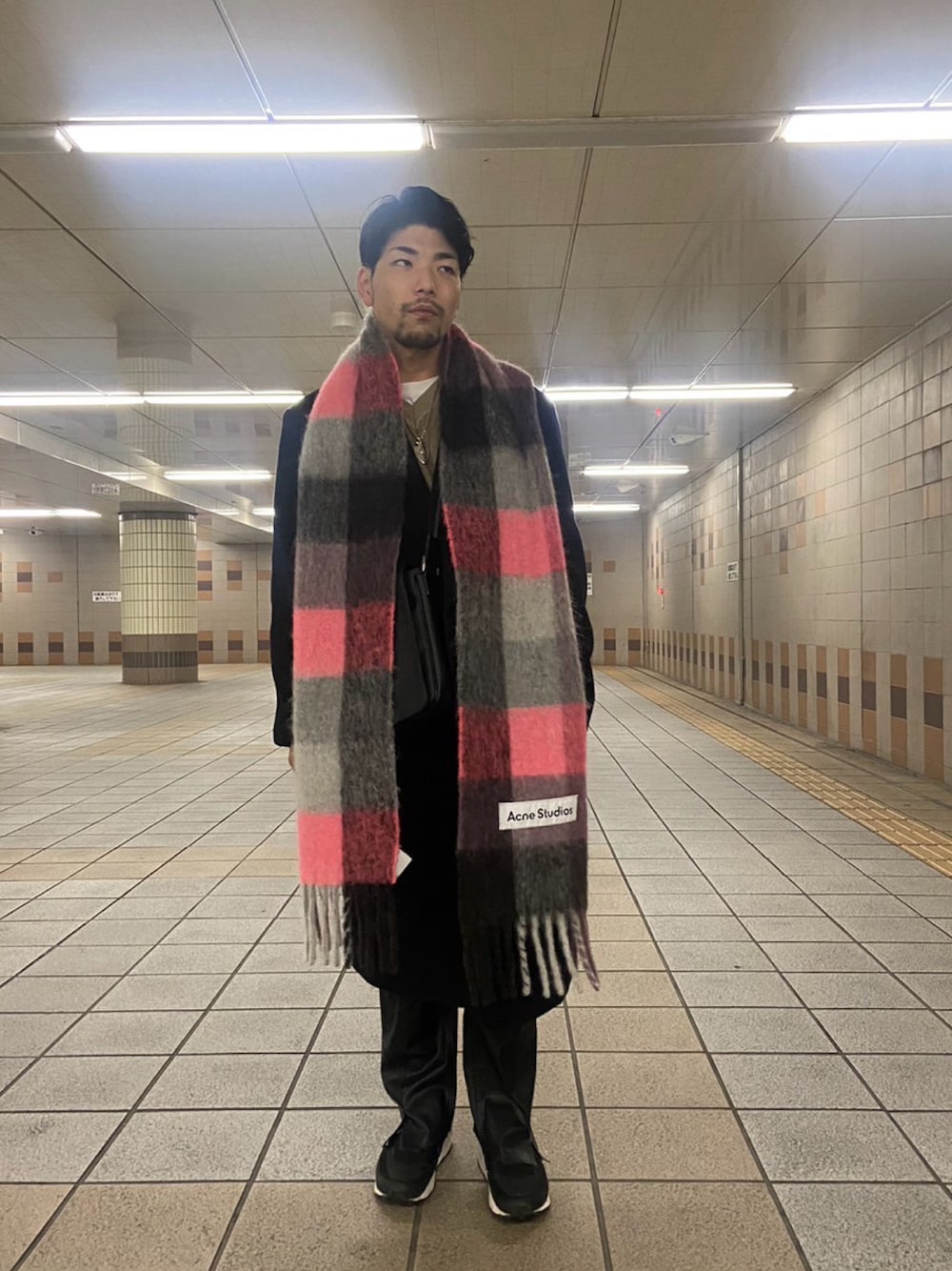 「オトナカジュアル、シンプルスタイル、マフラー、コート、レザーパンツ、スニーカー、AcneStudios、iroquois、ナイキ、sacai、ロングコート、オーバーサイズ」｜「Acne Studiosのアイテム（マフラー、ピンク系）」を使った、ヨネさん（メンズ・169cm）の冬コーディネートの1枚目の写真