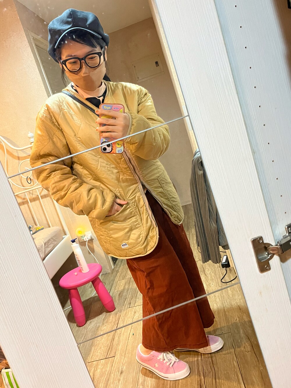 ピンク系のシューズ、ベージュ系のジャケット/アウターを着用したレディースの冬コーディネートの1枚目の写真