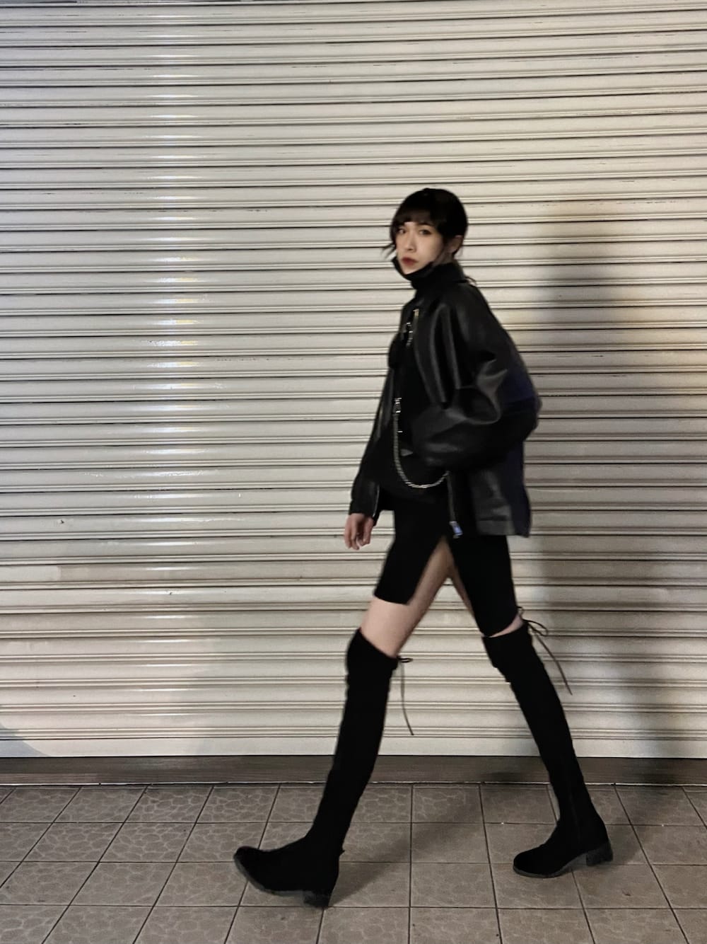 「ootd、街頭穿搭、PRADA、GU、winter、休閒、oversize」｜「VII&COのアイテム（ワンピース、ブラック系）」を使った、68yyyyyさん（レディース・172cm）の冬コーディネートの1枚目の写真