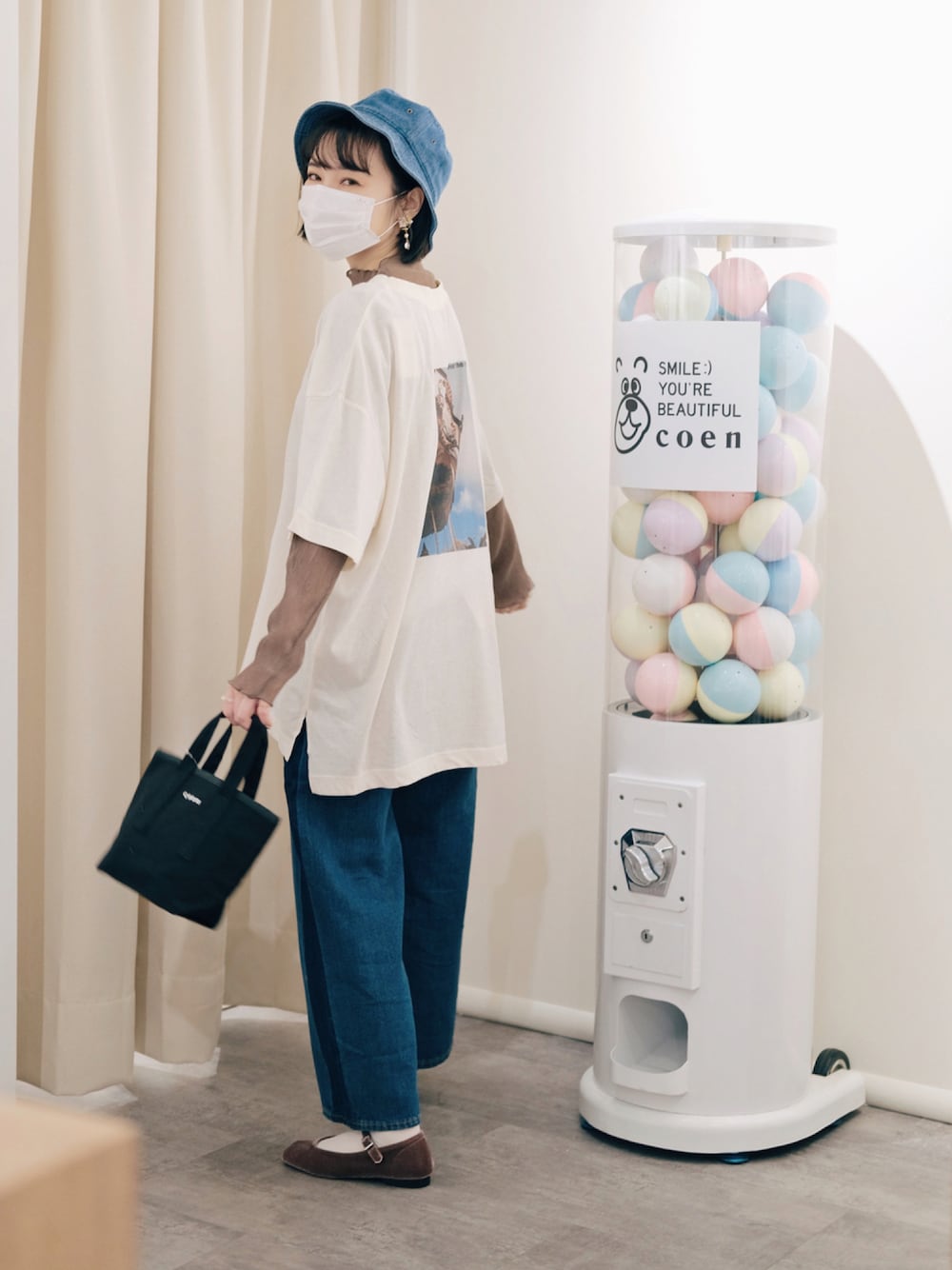「coen」｜「coenのルージーフォトプリントTシャツ（Tシャツ/カットソー、ホワイト系）」を使った、33🇹🇼さん（レディース・161cm）の秋コーディネートの1枚目の写真