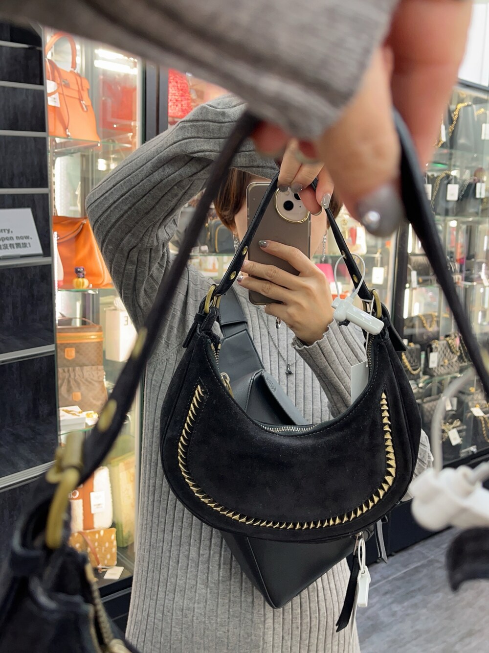 「CELINEのアイテム（ショルダーバッグ、ブラック系）」を使った、Mさん（骨格ストレート・レディース・161cm）の秋コーディネートの1枚目の写真
