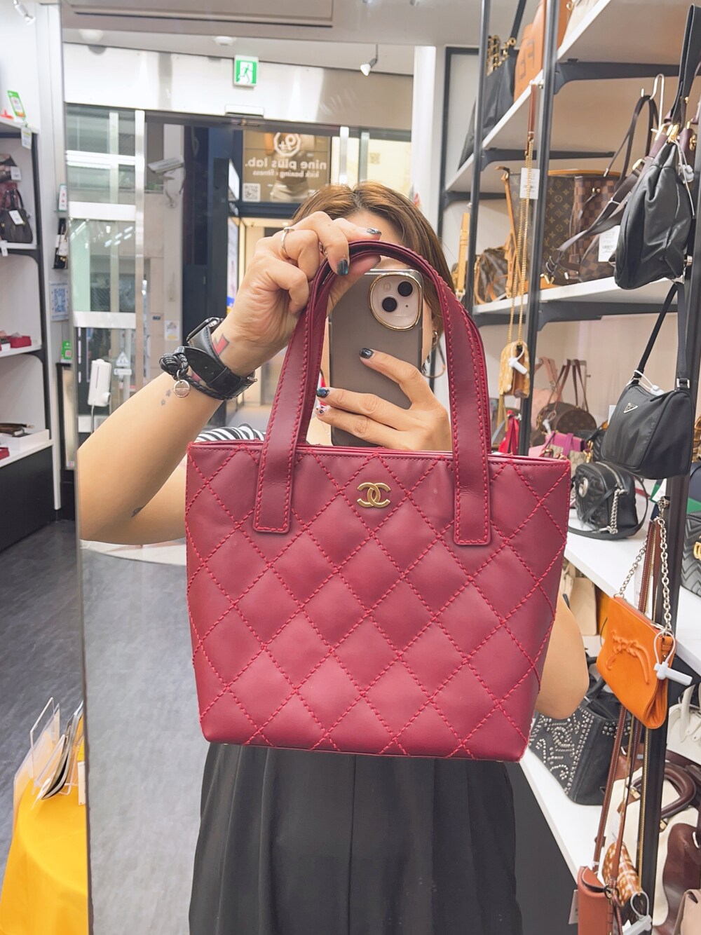 「CHANELのアイテム（トートバッグ、レッド系）」を使った、Mさん（骨格ストレート・レディース・161cm）の夏コーディネートの1枚目の写真