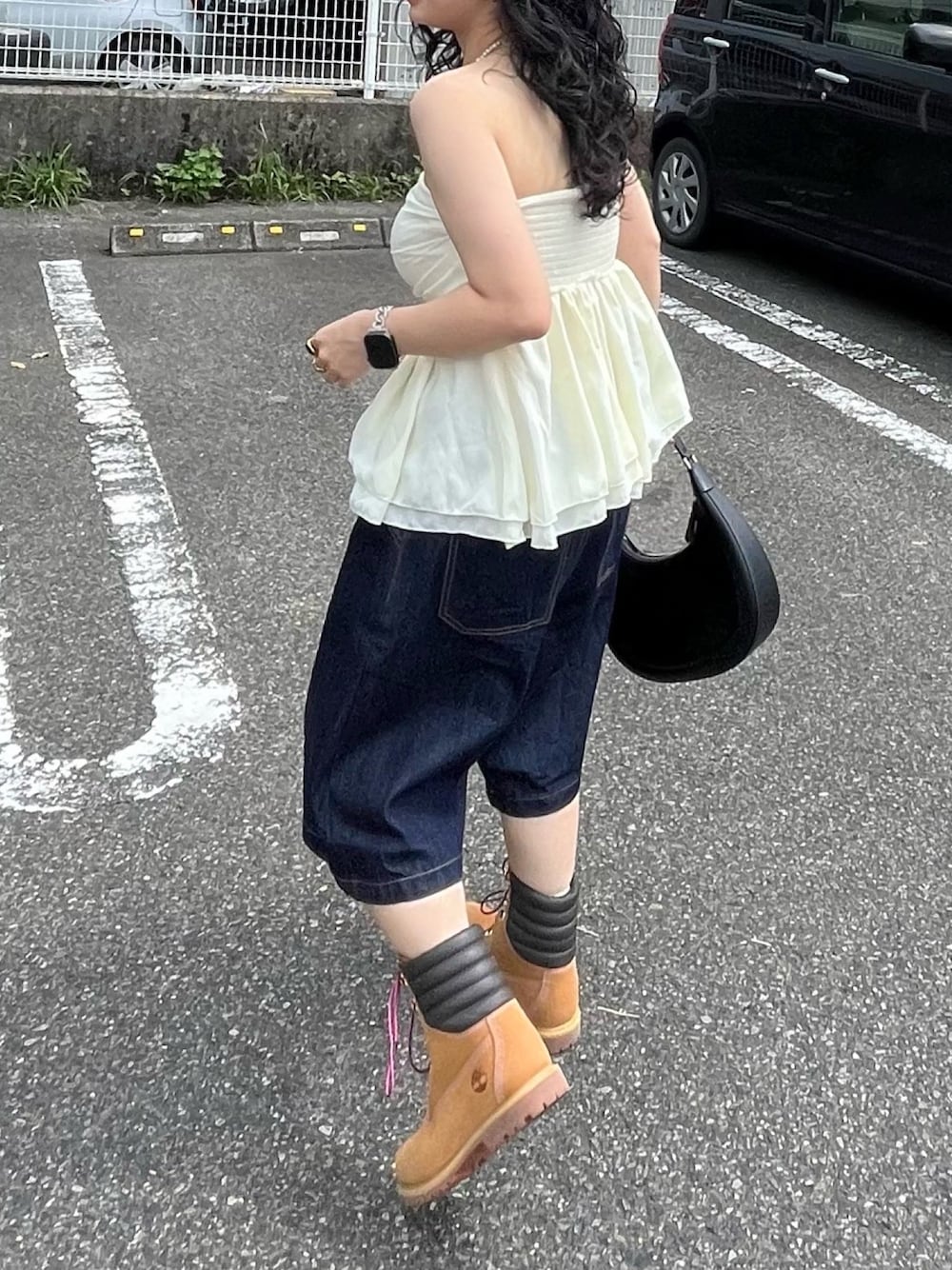 「水着、古着MIX、秋っぽコーデ更新中、ブーツ、ブーツスタイル、ハーフパンツ、デニム、デニムパンツ、オフショル、低身長、低身長コーデ」｜「JOURNAL STANDARD relumeの《追加》【IOMMI/アイオミ】VEGAN LEATHER BAG：バッグ（ハンドバッグ、ブラック系）」を使った、おごさん（レディース・148cm）の秋コーディネートの1枚目の写真