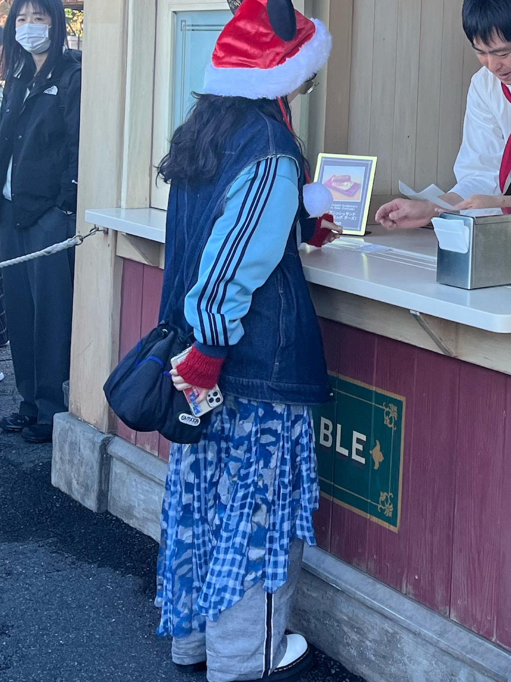 「ディズニーコーデ、秋冬コーデ、ブルーコーデ、デニム、デニムベスト、リメイク、レイヤードスタイル、低身長コーデ、低身長、低身長女子、デニムコーデ、パンツスタイル」｜「古着のアイテム（ワンピース/ドレス、ブルー系）」を使った、おごさん（レディース・148cm）の冬コーディネートの1枚目の写真