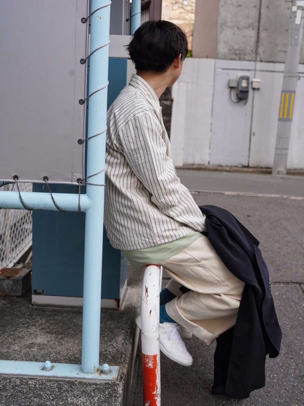 ホワイト系のブルゾン、ホワイト系のスニーカー、グリーン系のTシャツ/カットソーを着用したメンズの春コーディネートの1枚目の写真