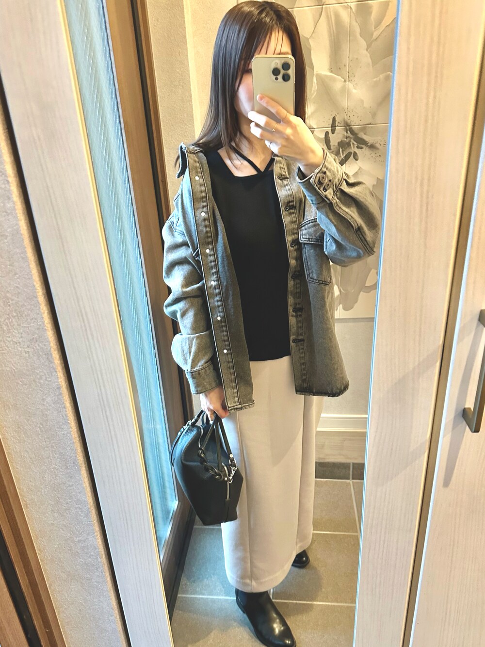 「STYLE DELIの【LUXE】製品洗いカラーデニムシャツジャケット（デニムジャケット、グレー系）」を使った、mayさん（骨格ストレート・レディース・157cm）の春コーディネートの1枚目の写真