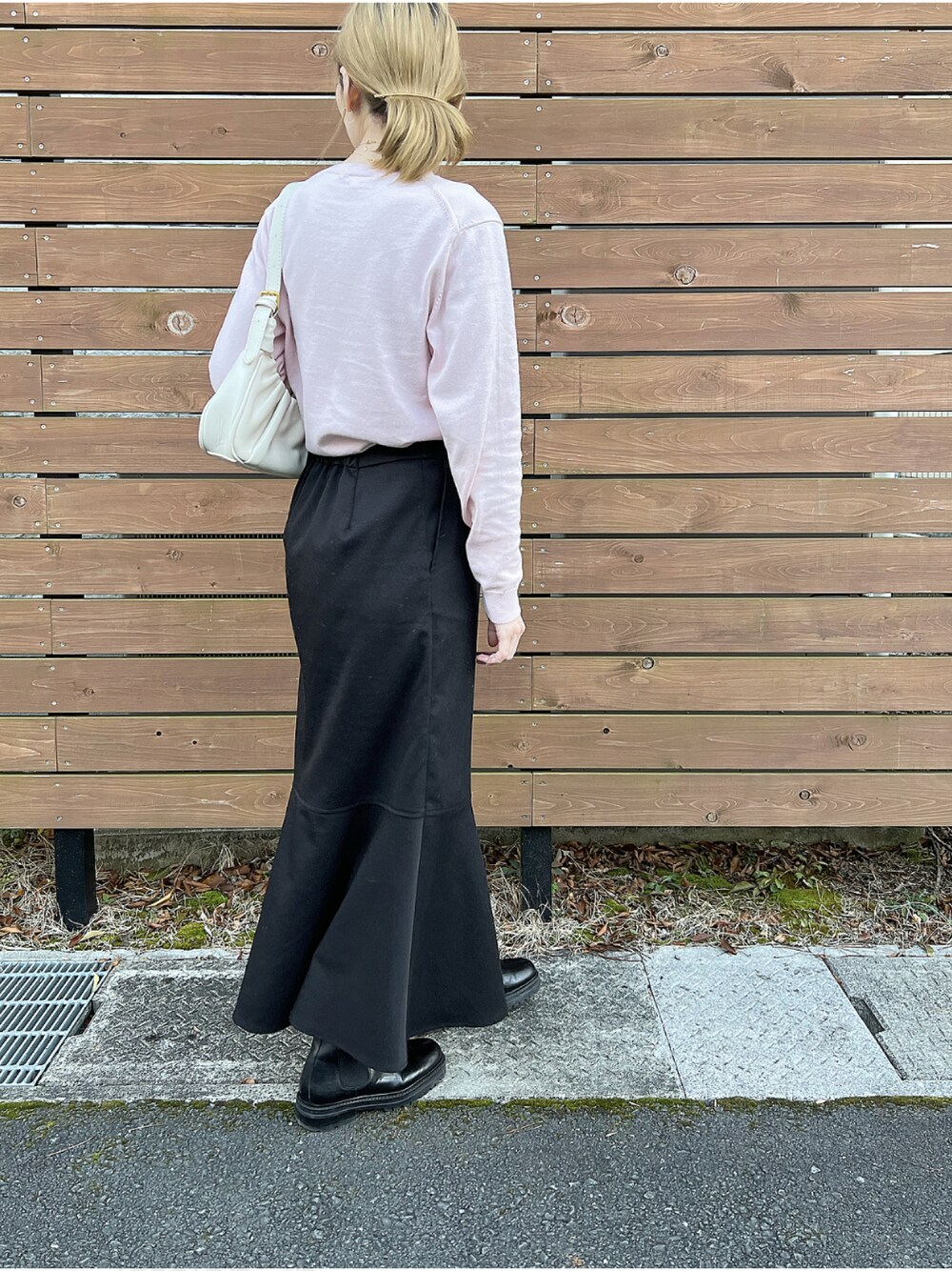 「春先取り、春色、韓国ファッション、マーメイドスカート、UNIQLO、カラーニット、シンプルコーデ」｜「archivesのフレア切り替えスカート（スカート、ブラック系）」を使った、ukapiさん（レディース・158cm）の冬コーディネートの1枚目の写真