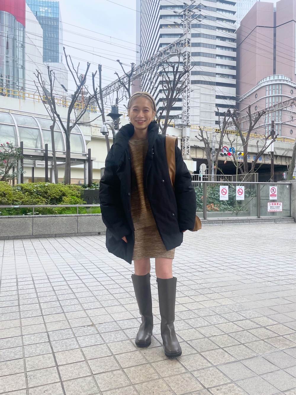 「オトナカジュアル、ラクチンコーデ、おしゃれさんと繋がりたい、冬、ダウンジャケット、セットアップ、セットアップスタイル、ニット、低身長コーデ、低身長、ワントーンコーデ、カチューシャ、アウターコーデ、ハイトーンカラー、ロングブーツ」｜「mysticの2WAY中綿ジャケット（ダウンジャケット/コート、ブラック系）」を使った、okada sakiさん（レディース・150cm）の冬コーディネートの1枚目の写真