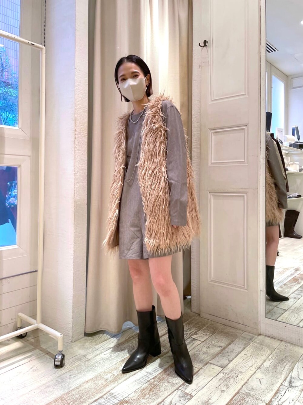 「秋服、オトナカジュアル、秋コーデ、秋色コーデ、おしゃれさんと繋がりたい、低身長、ファーベスト、オールインワン、サロペット、ベスト、ファーベストコーデ、低身長女子、ブラウンコーデ、ブラウン色に染まれ、カジュアル」｜「mysticの【2022AW】フェイクファーロングベスト（ベスト、ベージュ系）」を使った、okada sakiさん（レディース・150cm）の秋コーディネートの1枚目の写真