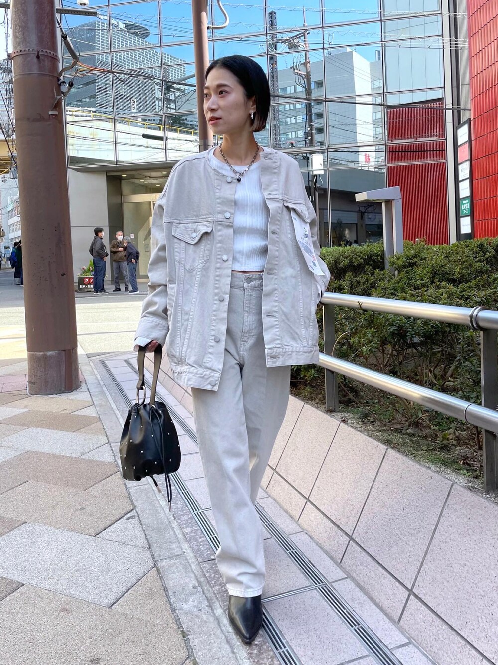 「シンプル、春服、大人コーデ、お出かけコーデ、カジュアル、#春コーデ、低身長女子、低身長コーデ、デニムジャケット、デニムセットアップ、セットアップ、デニムパンツ、メンズライク女子、シンプルコーデ、大人カジュアル」｜「mysticのai no de setouchi BIGデニムジャケット（デニムジャケット、グレー系）」を使った、okada sakiさん（レディース・150cm）の春コーディネートの1枚目の写真
