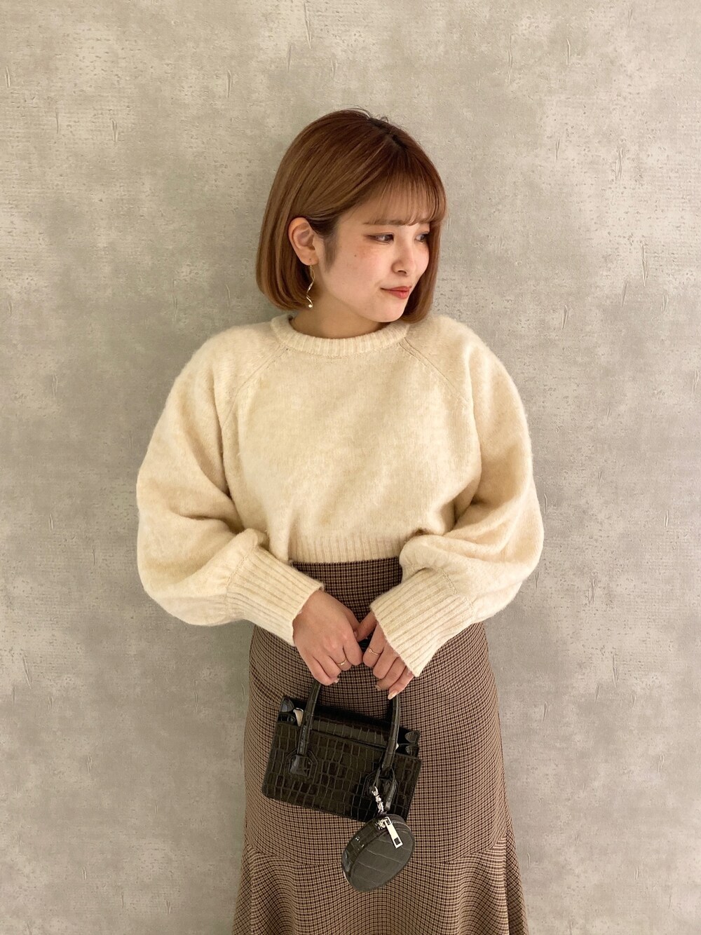 「クリスマスに着たい服、シンプルコーデ、チェック柄に恋してる、プチプラ、冬コーデ、ミニバッグ、ブーツ、マーメイドスカート、チェックスカート、チェック柄、低身長コーデ、ホワイト、ニット、白ニット、ショート丈」｜「mysty womanのカラーシャギープルオーバー 258222（ニット/セーター、ホワイト系）」を使った、お こ めさん（レディース・155cm）の冬コーディネートの2枚目の写真