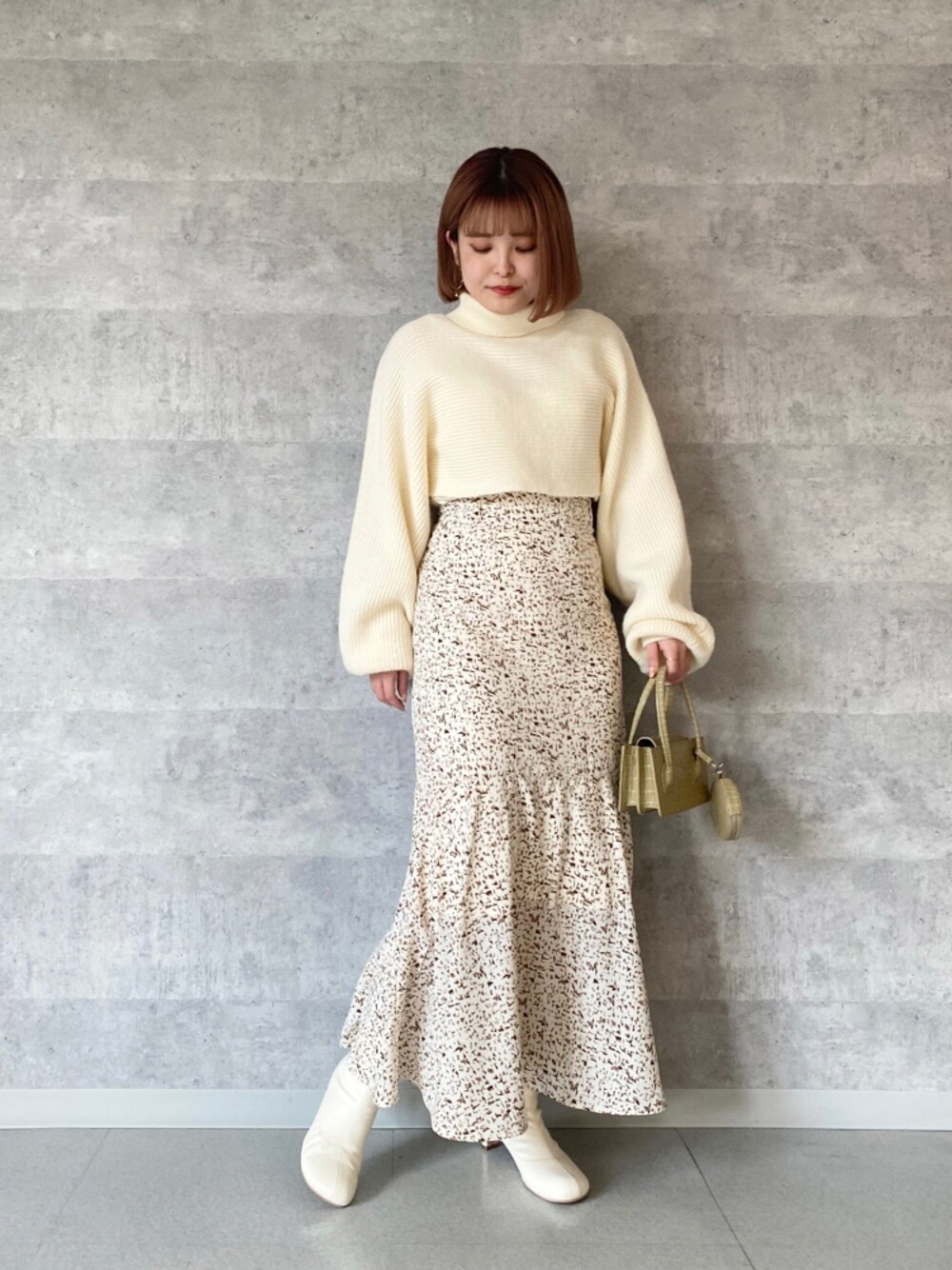 「クリスマスに着たい服、ニット、キレイめ、ワントーンコーデ、ロングスカート、プチプラ、低身長、タートルネック、ブーツ、低身長コーデ、ホワイト、マーメイドスカート、mystywoman、ショート丈トップス、クリスマス」｜「mysty womanの前後2WAYショートドルマンニット 255244（ニット/セーター、ホワイト系）」を使った、お こ めさん（レディース・155cm）の冬コーディネートの1枚目の写真