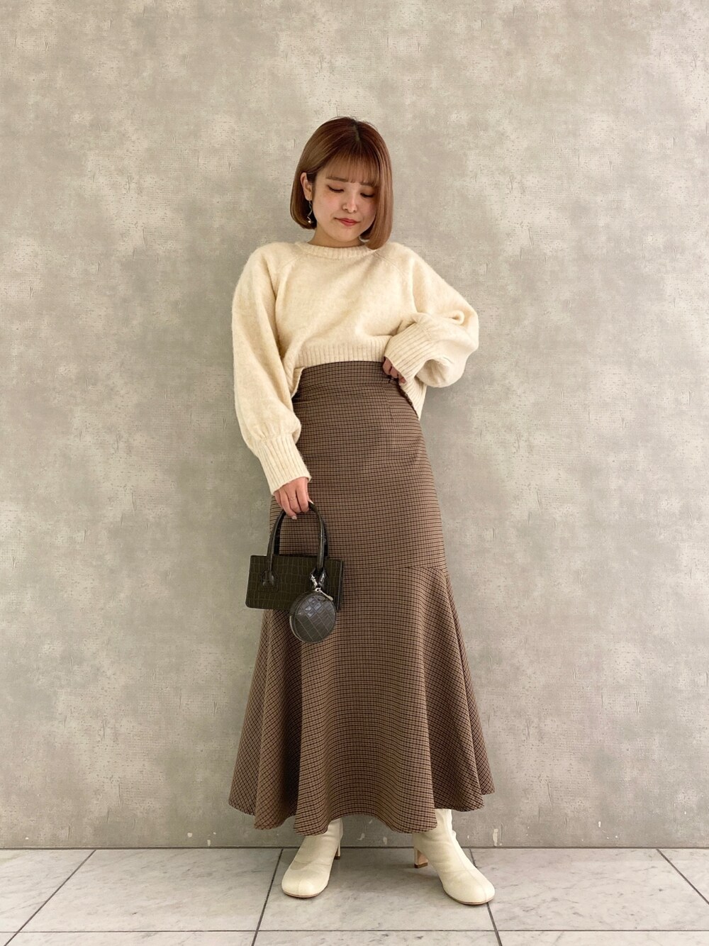 「クリスマスに着たい服、シンプルコーデ、チェック柄に恋してる、プチプラ、冬コーデ、ミニバッグ、ブーツ、マーメイドスカート、チェックスカート、チェック柄、低身長コーデ、ホワイト、ニット、白ニット、ショート丈」｜「mysty womanのカラーシャギープルオーバー 258222（ニット/セーター、ホワイト系）」を使った、お こ めさん（レディース・155cm）の冬コーディネートの1枚目の写真
