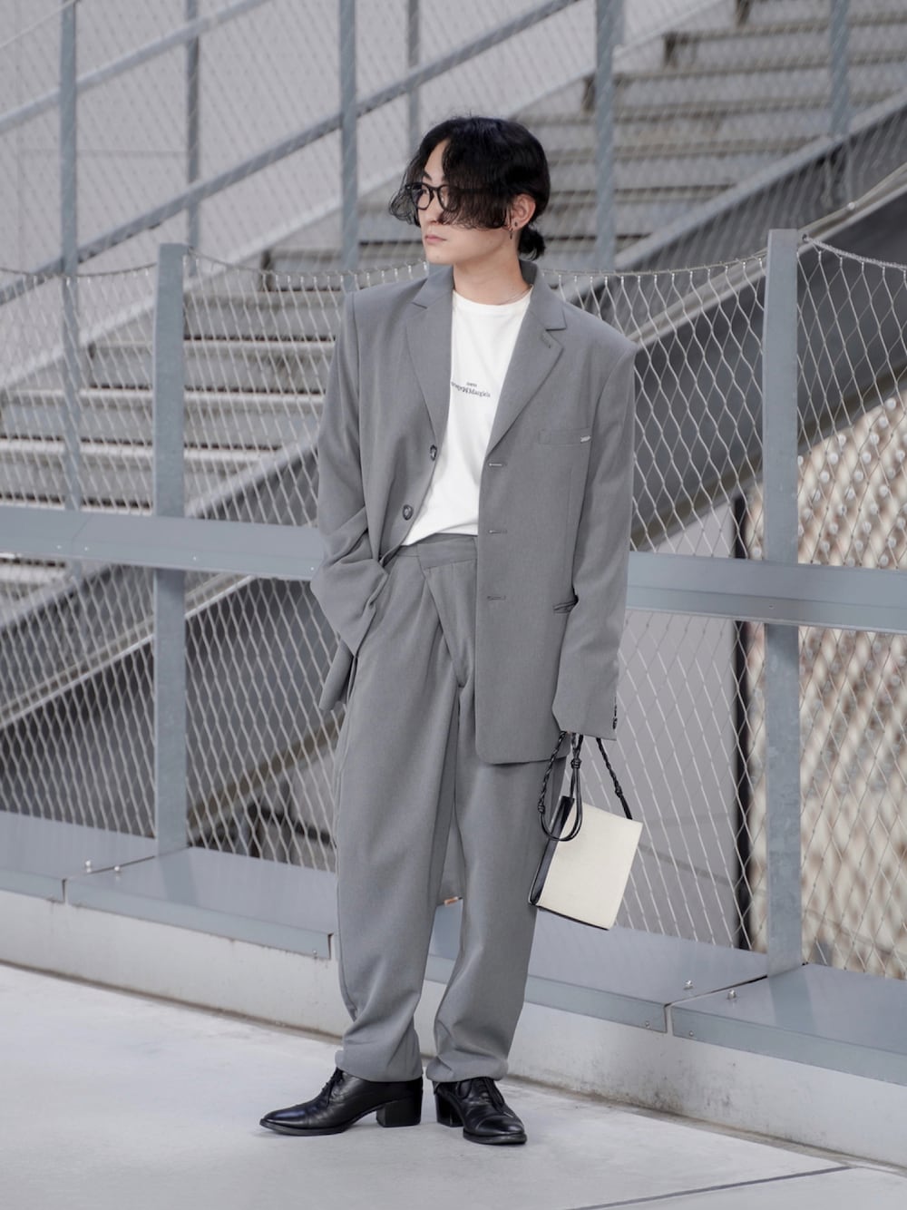 「セットアップ、ロゴT、タックイン、黒縁メガネ、メガネ男子、低身長、低身長コーデ、ボックスシルエット、秋服準備はじめました、革靴」｜「MIKAGESHINのアイテム（テーラードジャケット、グレー系）」を使った、心さん（メンズ・164cm）の秋コーディネートの1枚目の写真