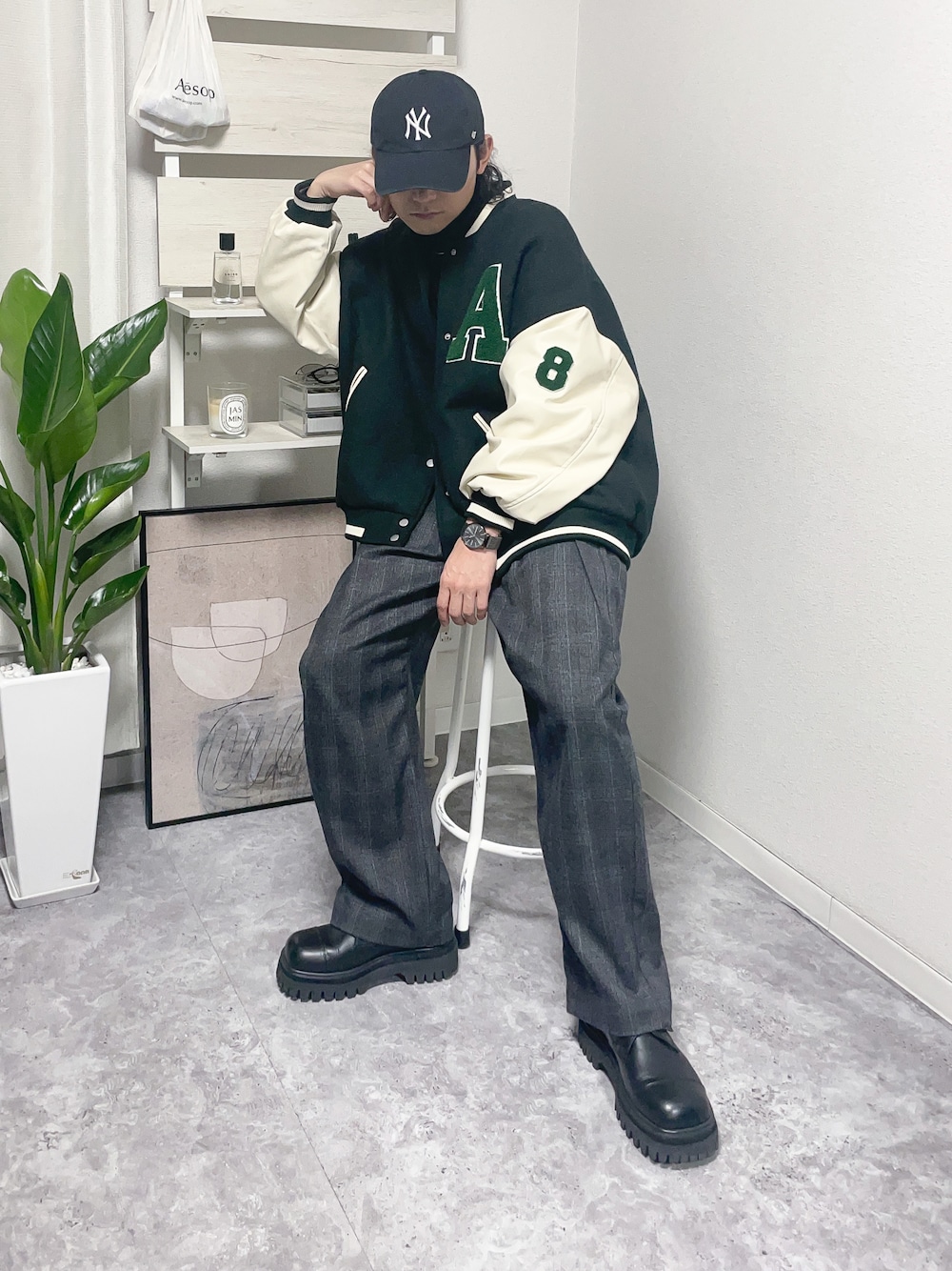 ブラック系のシューズ、グリーン系のスタジャン、ブラック系のニット/セーターを着用したメンズの秋コーディネートの1枚目の写真