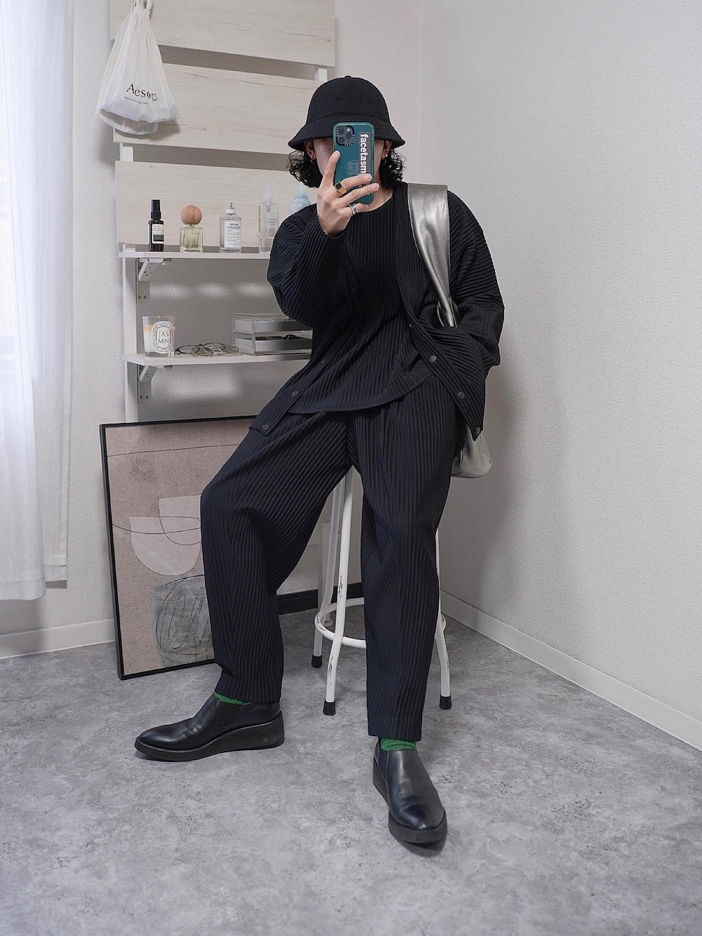 ブラック系のシューズ、ブラック系のパンツ、シルバー系のトートバッグを着用したメンズの秋コーディネートの1枚目の写真