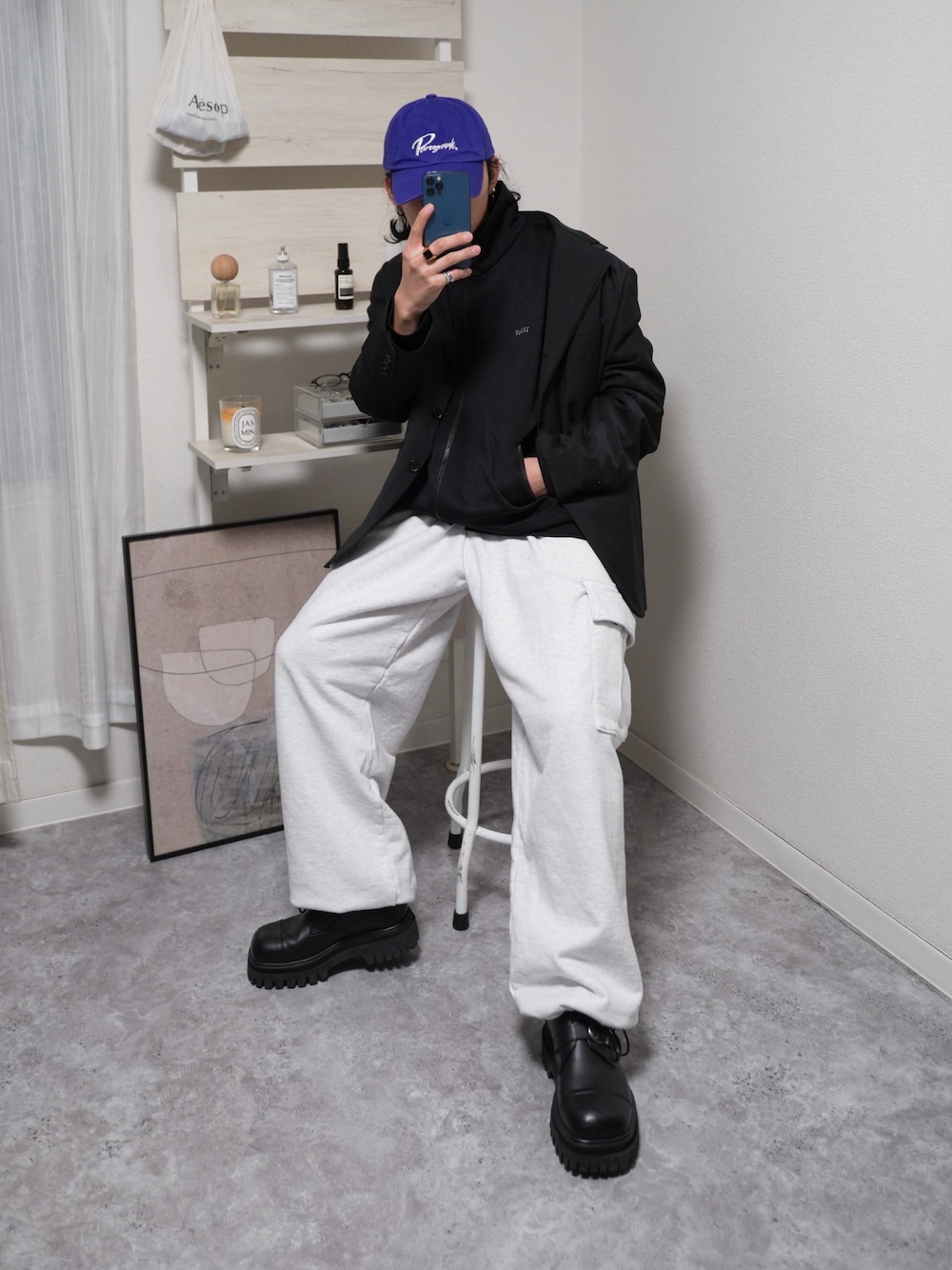 グレー系のスウェットパンツ、ブラック系のシューズ、ブラック系のジャージを着用したメンズの秋コーディネートの1枚目の写真