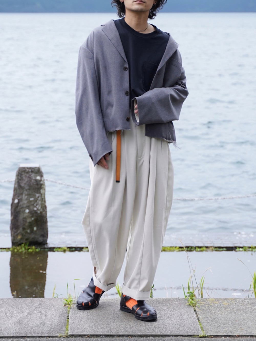 ブラック系のサンダル、ホワイト系のその他パンツ、ブラック系のTシャツ/カットソーを着用したメンズの夏コーディネートの1枚目の写真