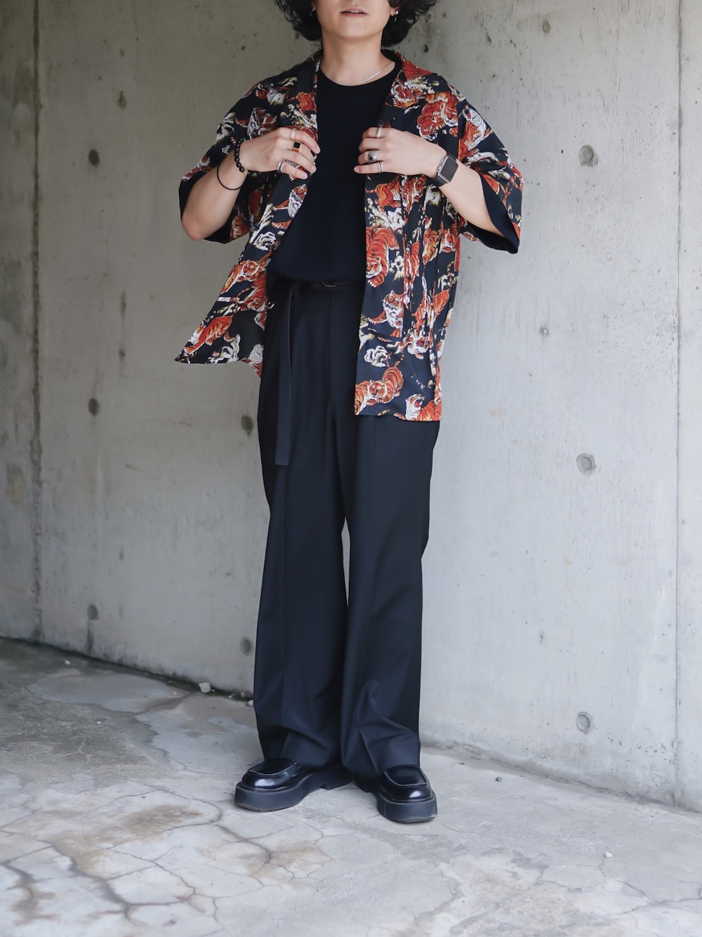 ブラック系のシャツ/ブラウス、ブラック系のスラックス、ブラック系のローファーを着用したメンズの夏コーディネートの1枚目の写真