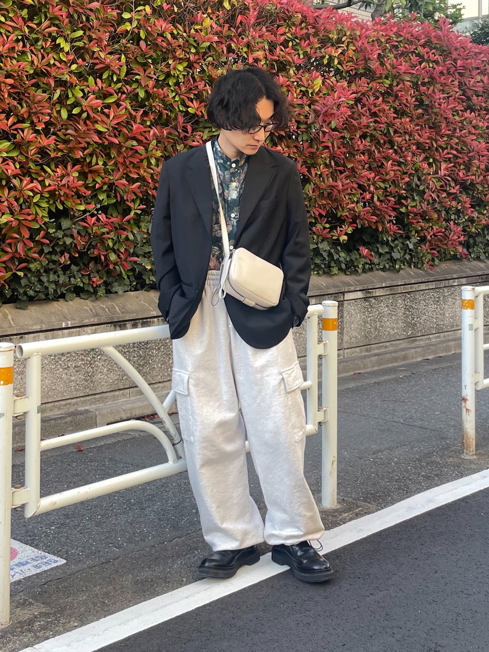 グレー系のスウェットパンツを着用したメンズの春コーディネートの1枚目の写真