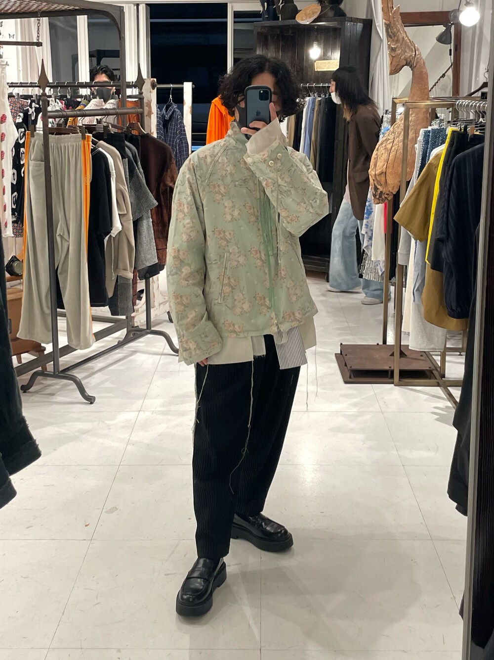 ブラック系のパンツ、グリーン系のジャケット/アウター、ブラック系のローファーを着用したメンズの春コーディネートの1枚目の写真