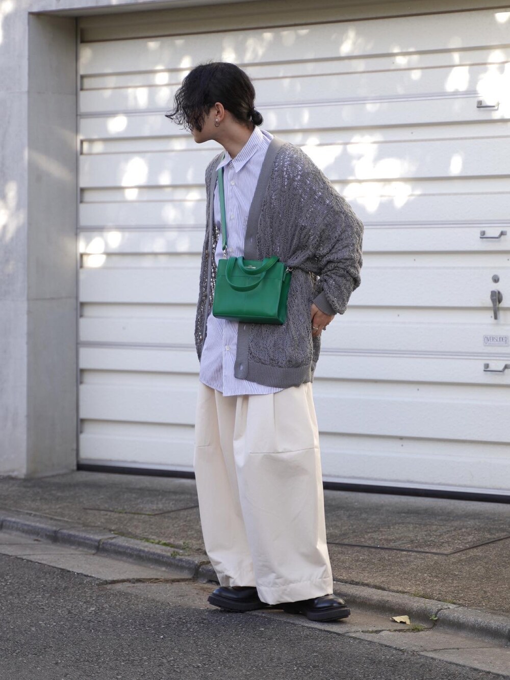 グレー系のカーディガン/ボレロ、ホワイト系のその他パンツ、ブラック系のブーツを着用したメンズの秋コーディネートの1枚目の写真