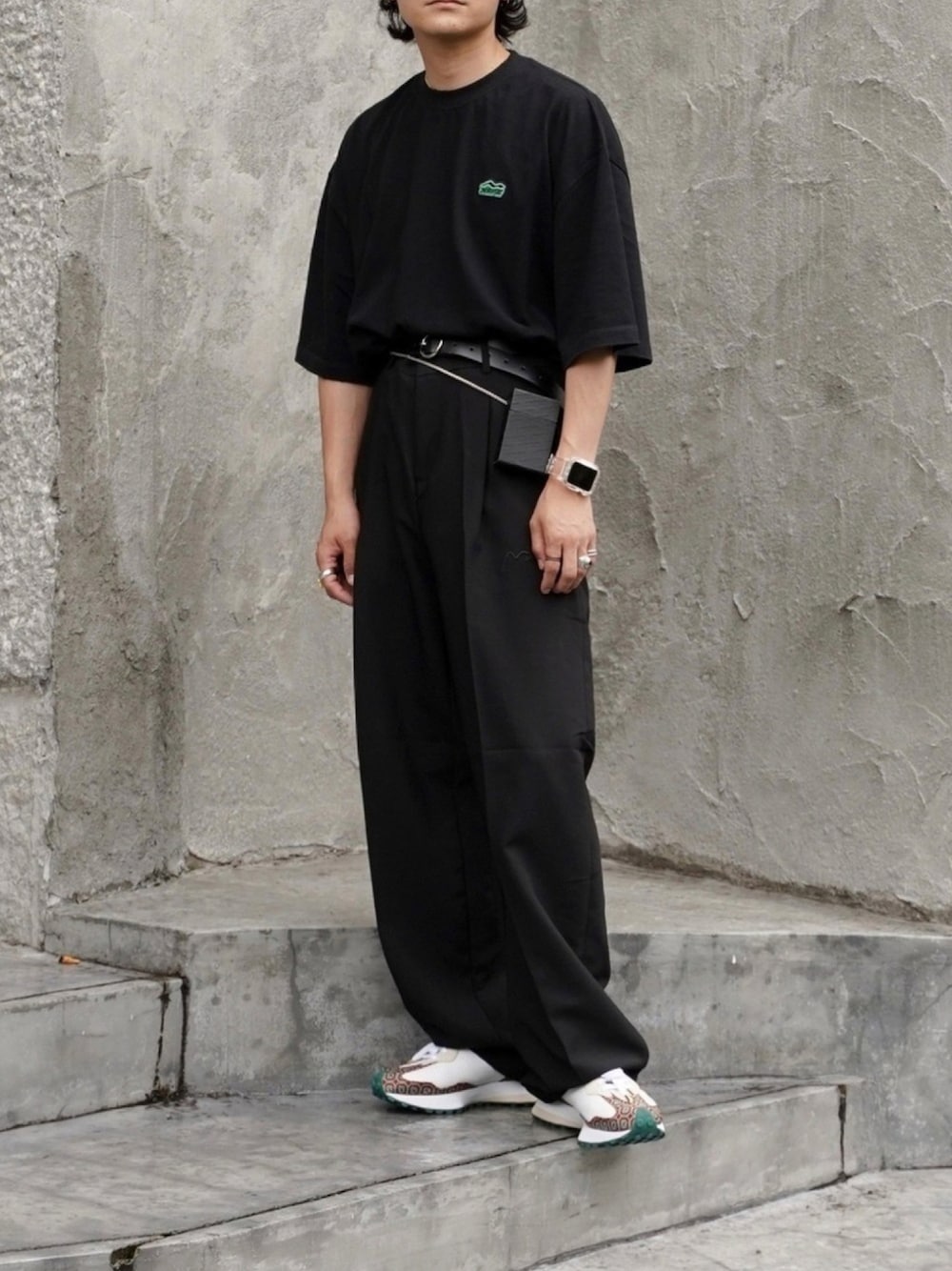 ブラック系のTシャツ/カットソー、ブラック系のスラックス、ブラック系のボディバッグ/ウエストポーチを着用したメンズの夏コーディネートの1枚目の写真