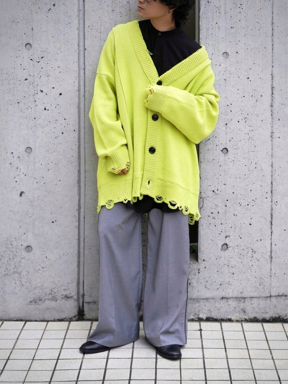 ブラック系のシューズ、グレー系のその他パンツ、ブラック系のシャツ/ブラウスを着用したメンズの夏コーディネートの1枚目の写真