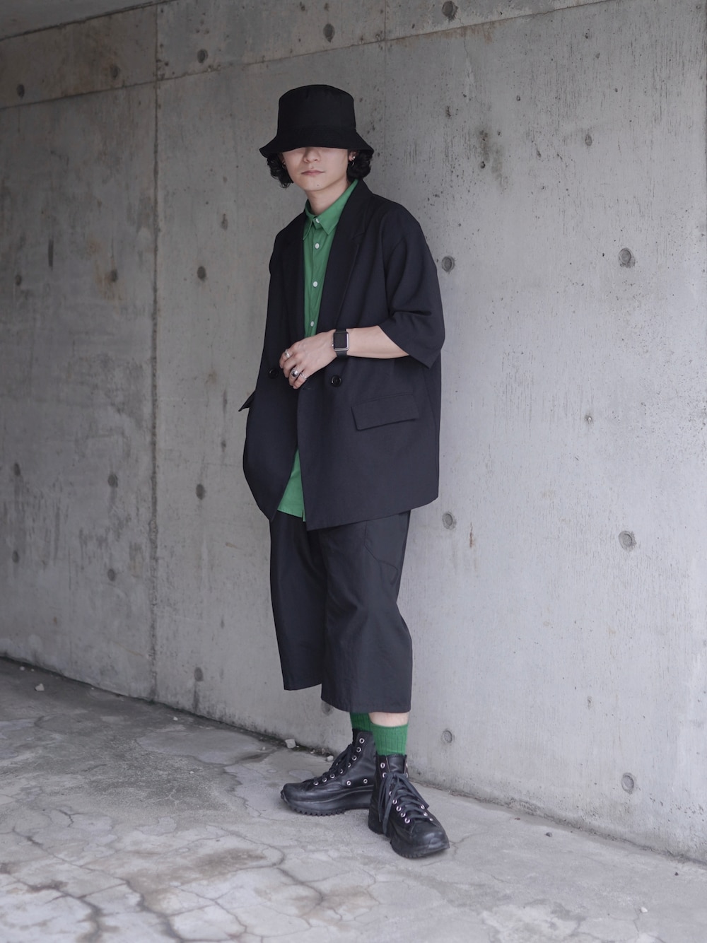 ブラック系のジャケット/アウター、ブラック系のスニーカー、ブラック系のその他パンツを着用したメンズの夏コーディネートの1枚目の写真