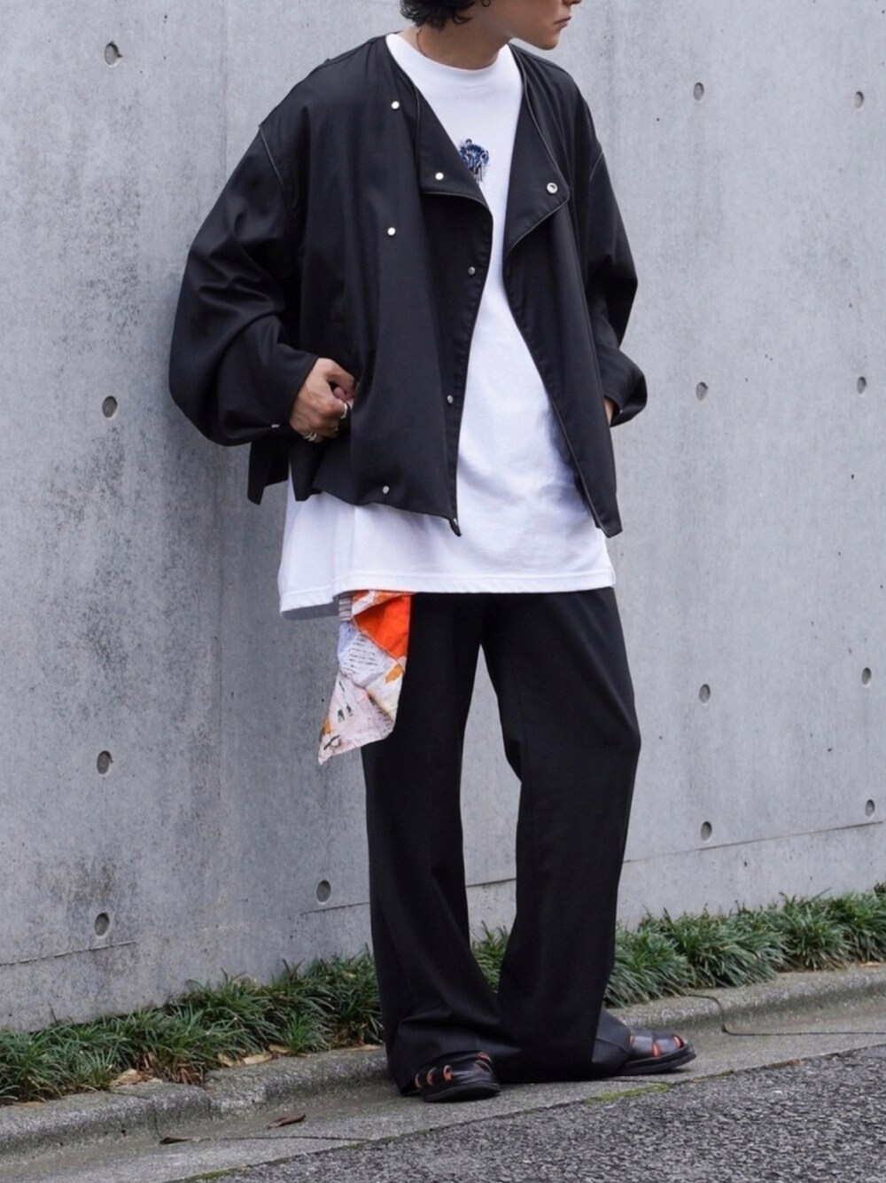 ホワイト系のTシャツ/カットソー、ブラック系のスラックス、ブラック系のサンダルを着用したメンズの夏コーディネートの1枚目の写真