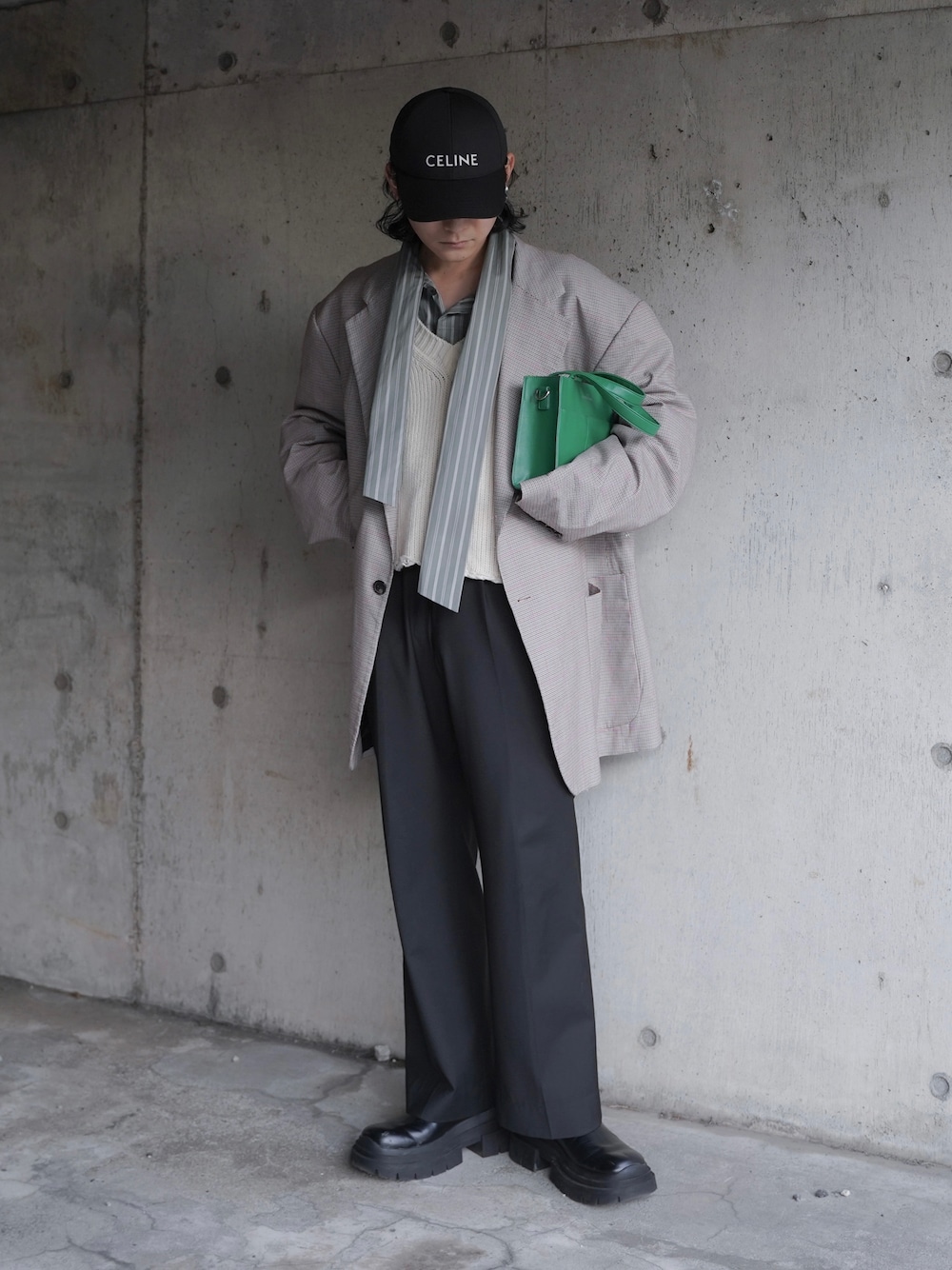 グリーン系のシャツ/ブラウス、ホワイト系のベスト、ブラック系のスラックスを着用したメンズの冬コーディネートの1枚目の写真