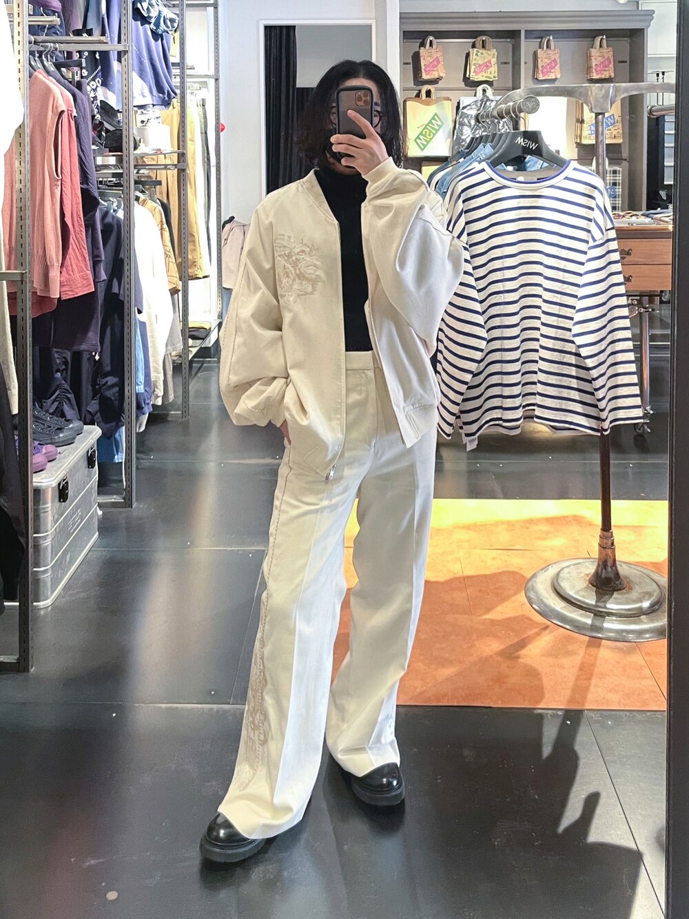 ホワイト系のパンツ、ホワイト系のジャケット/アウター、ブラック系のブーツを着用したメンズの冬コーディネートの1枚目の写真
