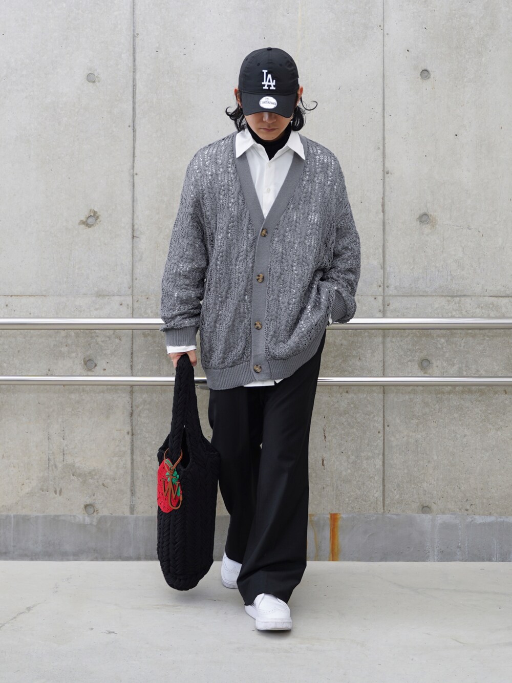 「春コーデ、シンプルコーデ、シンプル、透けトップス、白シャツ、カーディガン、ワイドパンツ、ワイドパンツ×スニーカー、低身長、低身長コーデ、キャップ」｜「YohKiのWide straight slacks(BLACK)（スラックス、ブラック系）」を使った、心さん（メンズ・164cm）の冬コーディネートの1枚目の写真