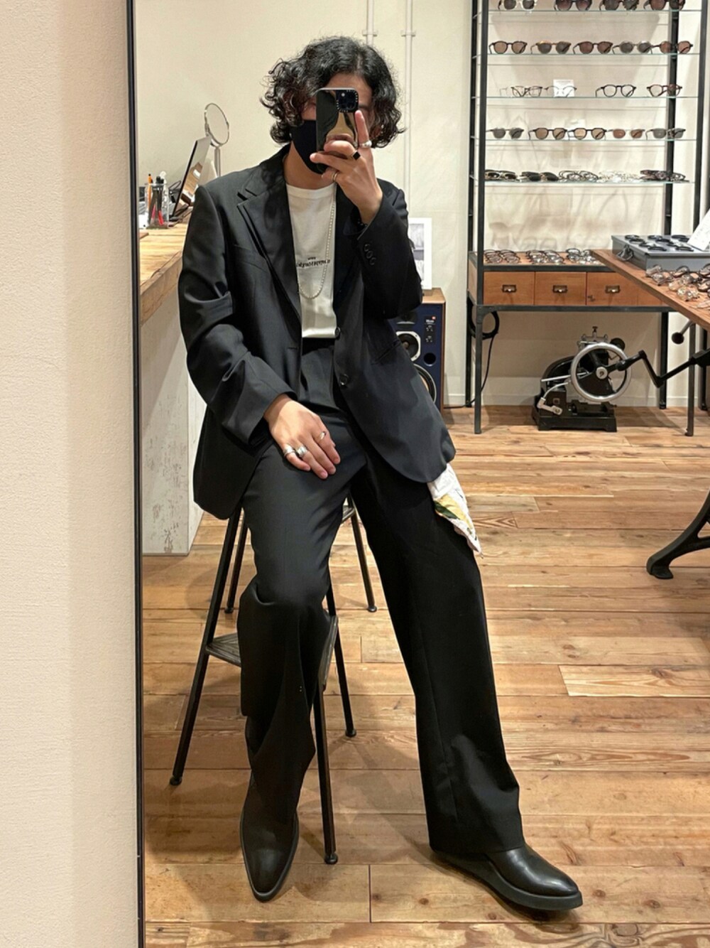 ブラック系のテーラードジャケット、その他のTシャツ/カットソー、ブラック系のスラックスを着用したメンズの秋コーディネートの1枚目の写真