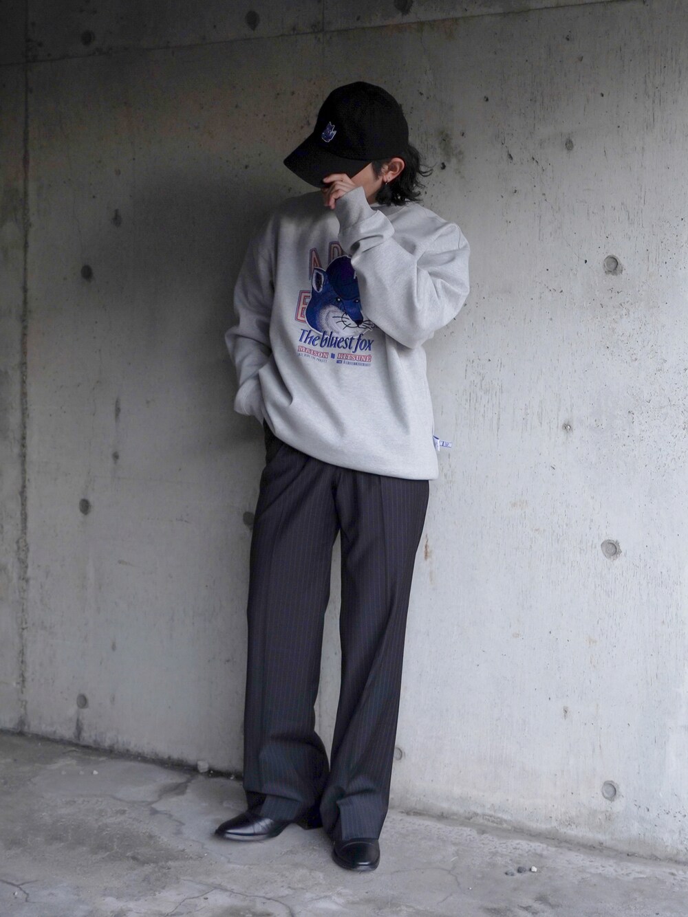 ブラック系のスラックス、ブラック系のシューズ、グレー系のスウェットを着用したメンズの冬コーディネートの1枚目の写真