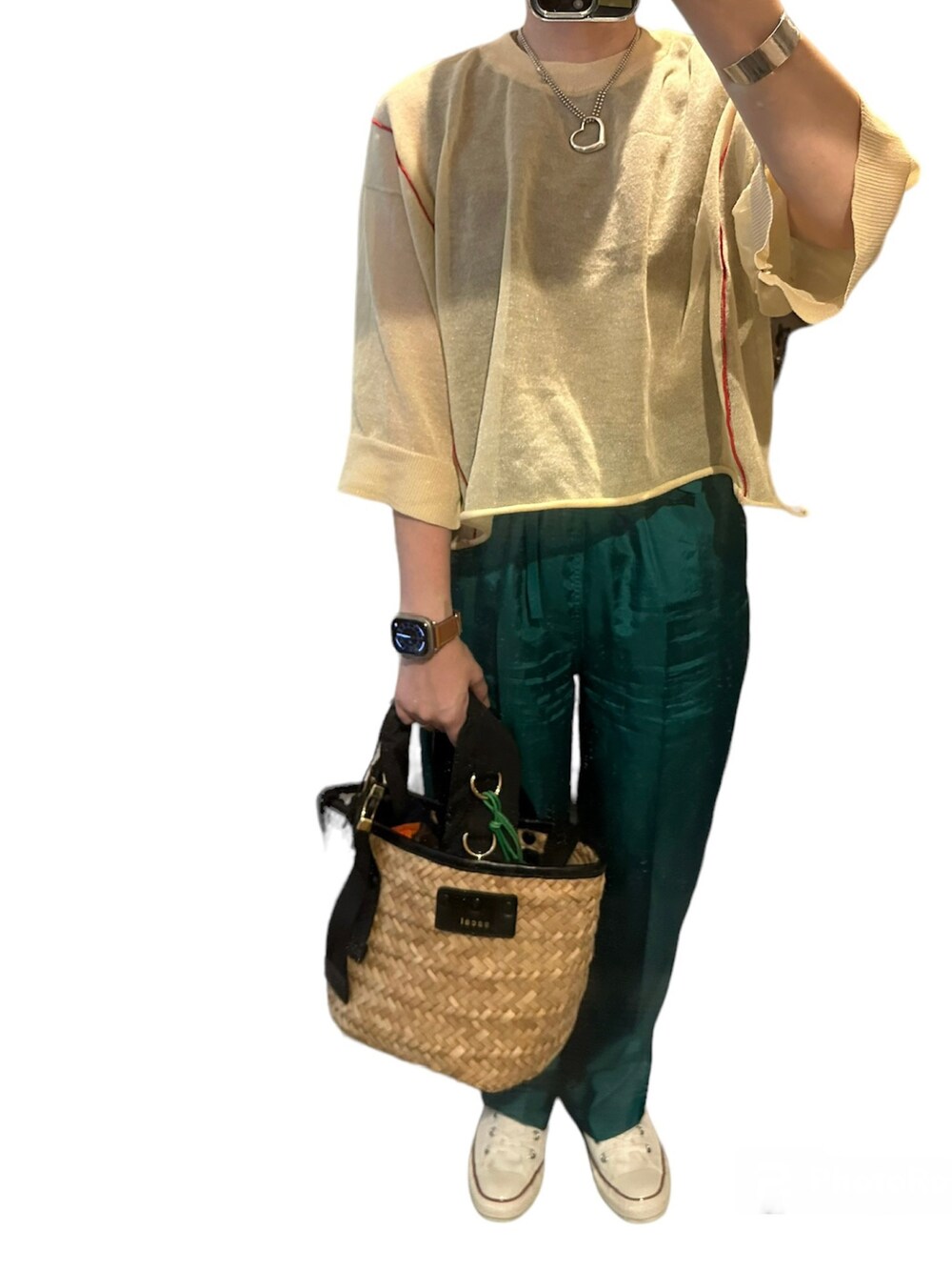 ベージュ系のニット/セーター、グリーン系のパンツ、ホワイト系のスニーカーを着用したレディースの夏コーディネートの1枚目の写真